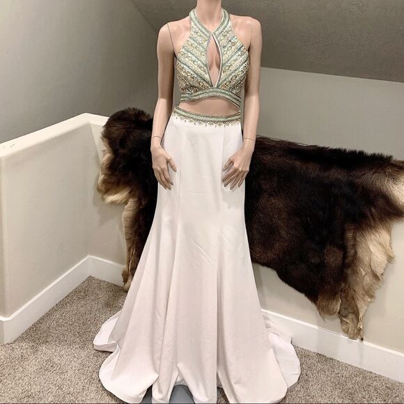 Stunning Halter Beaded & Sequined 1 Piece Fishtail Gown - Picture 3 of 12